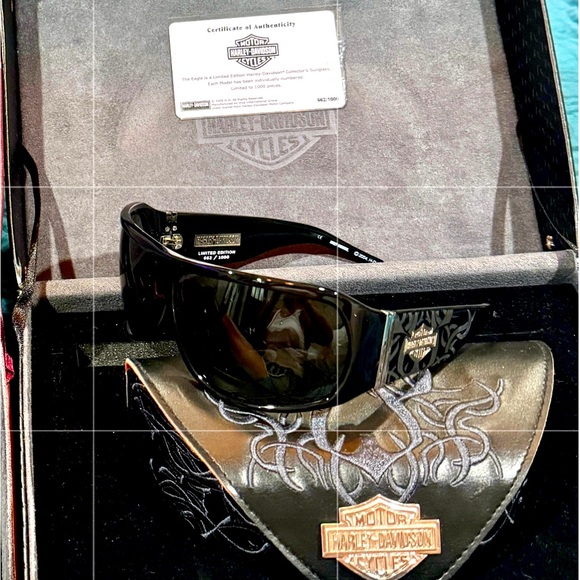 Set of limited edition signed and numbered Ed Hardy Edition shades - Picture 3 of 3